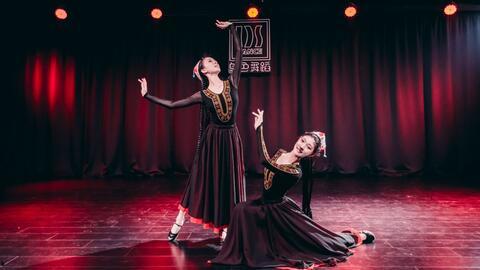 成人维族手鼓舞视频,跟随视频领略民族风情