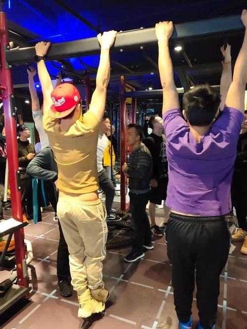 成人拉伸单杠视频